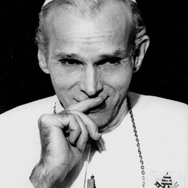 Tomasz Machciński inszeniert sich vor der Kamera als Papst