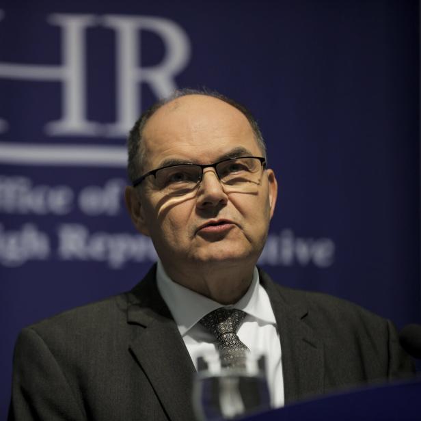 Hoher Repräsentant für Bosnien und Herzegowina Christian Schmidt vor einer Wand mit der Aufschrift OHR.