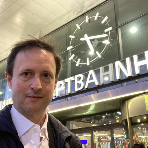 profil-Chefreporter Stefan Melichar am Wiener Hauptbahnhof auf dem Weg zu einer Gerichtsverhandlung