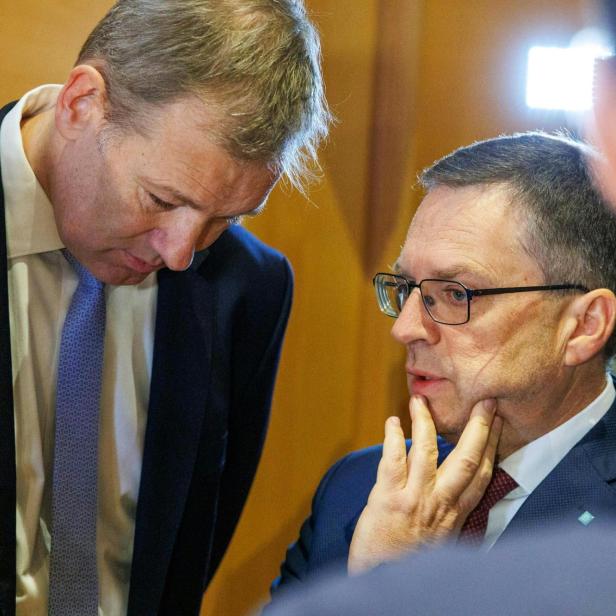 August Wöginger berät sich mit seinem Anwalt Michael Rohregger.