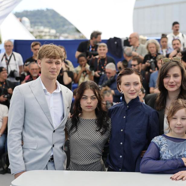 Ensemble und Regisseurin Sandra Wollner posieren in Cannes für ein Foto.
