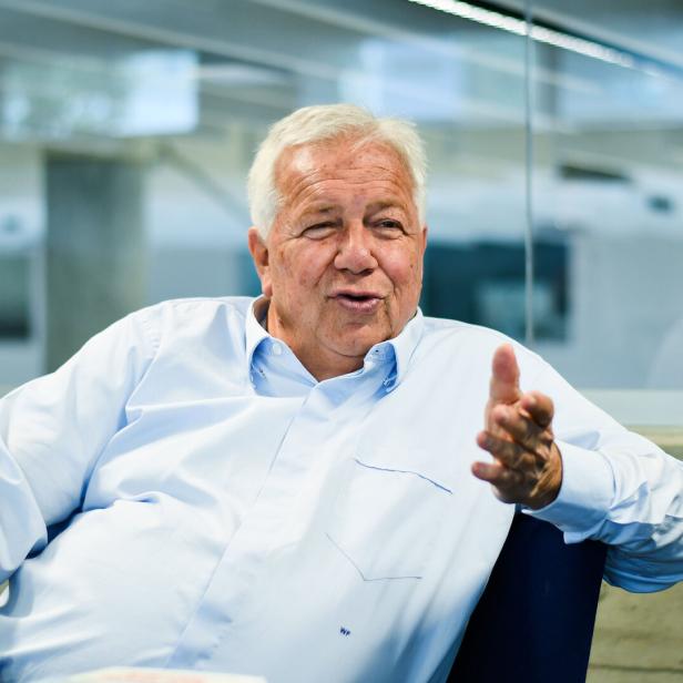 Ein älterer Mann mit weißem Haar, der Verleger Wolfgang Fellner, gestikuliert in einem hellblauen Hemd.
