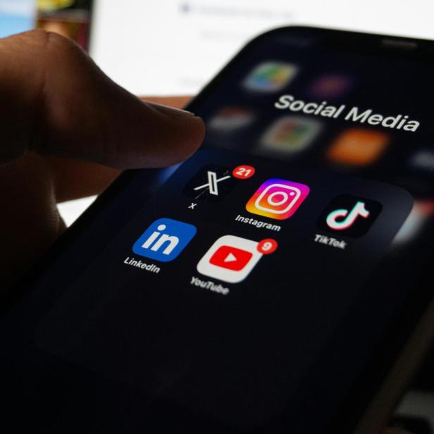Ein Handy das X, Instagram, Tiktok und Youtube zeigt
