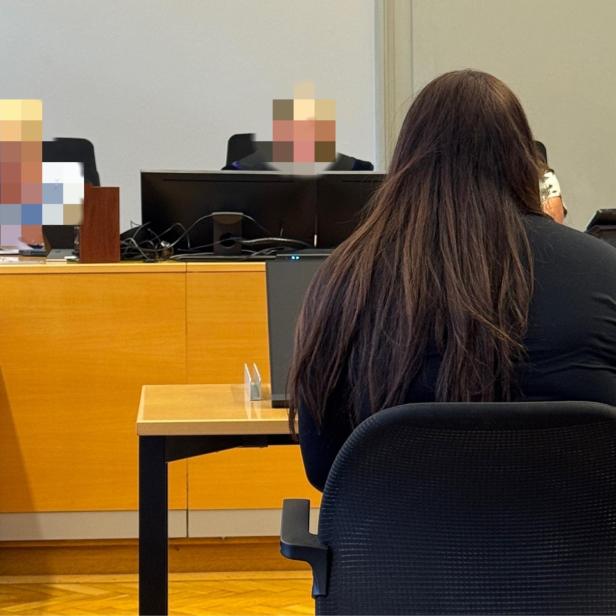 Frau sitzt auf Anklagebank bei Gericht