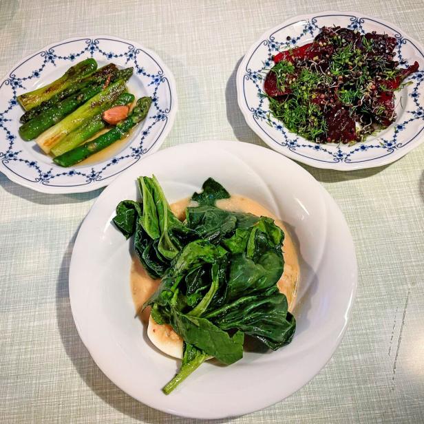 Das Bild zeigt grünen Spargel, einen Rote-Rüben-Salat und ein Senf-Ei