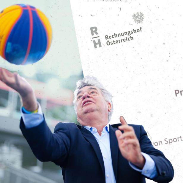 Ex-Sportminister Werner Kogler (Grüne) im Anzug wirft einen blau-gelben Ball. Dahinter liegt ein Rechnungshofbericht zu Sportgroßveranstaltungen