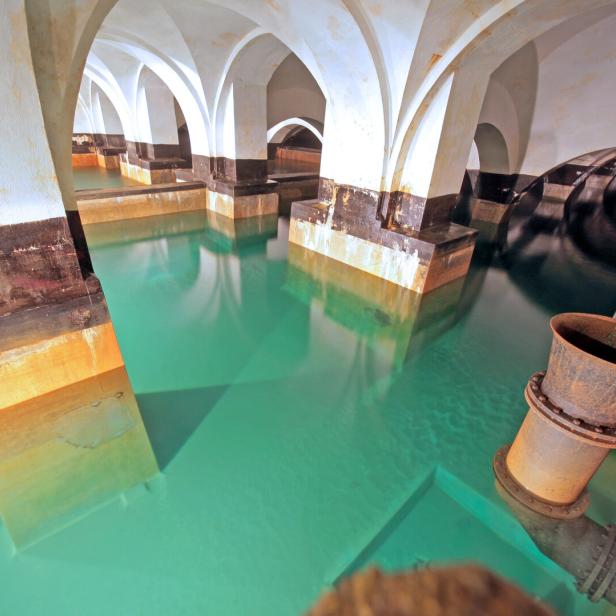 WASSERSPEICHER ROSENHÜGEL: Große Säulenhalle, türkisblaues Wasser