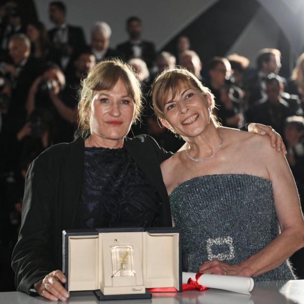 Regisseurin Valeska Grisebach und Schauspielerin Jana Radewa posieren mit einer Auszeichnung vor großem Publikum