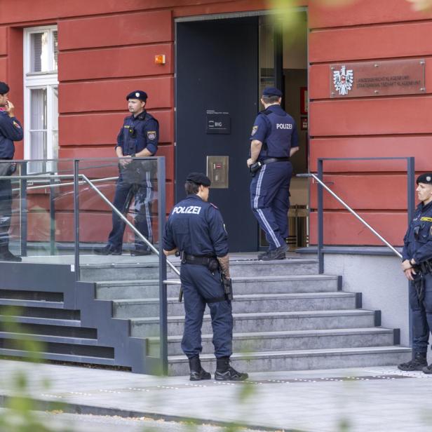 Landesgericht Klagenfurt wird von zahlreichen Polizisten bewacht.