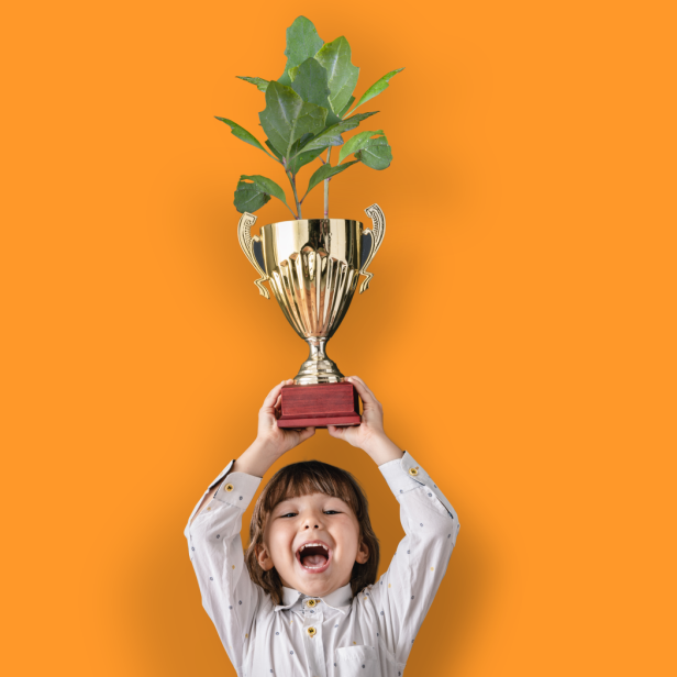 Kind hält Pokal mit Pflanze, auf orangem Grund