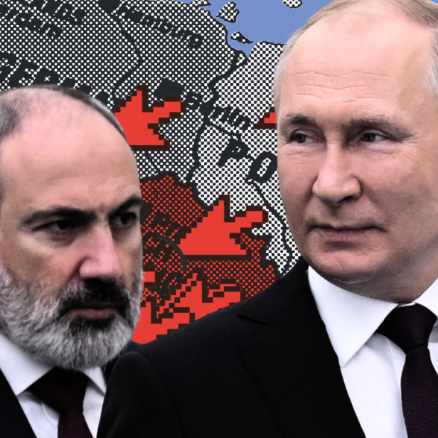 Paschinjan steht hinter Putin, beide in Anzug, vor einer Europakarte.