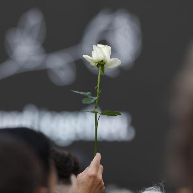 Weiße Rose bei Gedenkveranstaltung nach Amoklauf in Graz