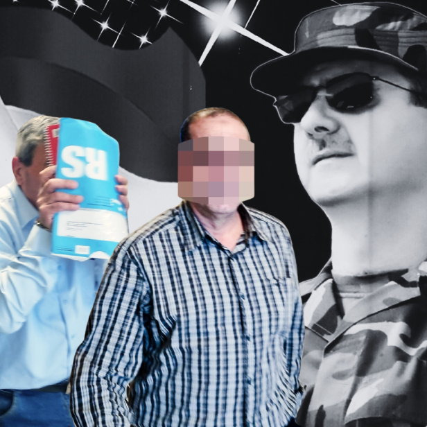 Fotocollage: Zwei Männer stehen vor einem Bild von Baschar Al Assad, die Person ganz links wird von einem Polizisten geführt.