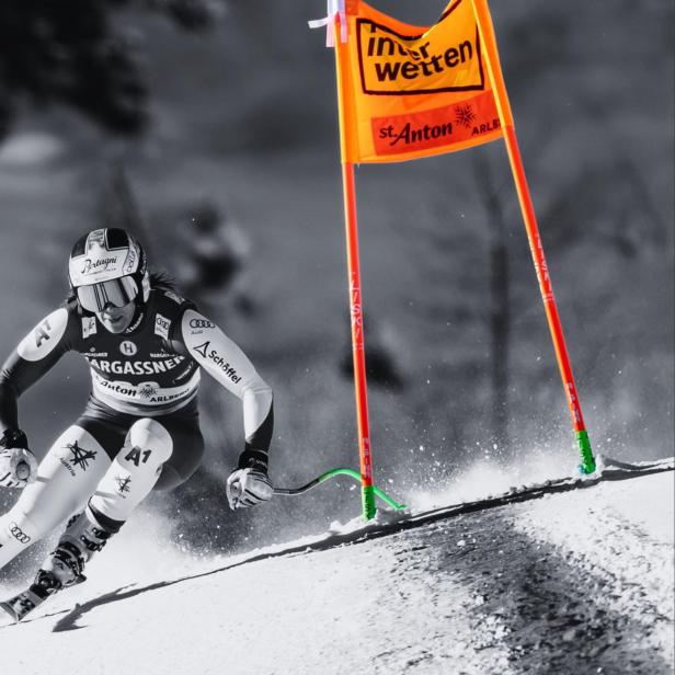 Ricarda Haaser (AUT) am Samstag, 11. Jänner 2025 während der Abfahrt der Frauen in St. Anton am Arlberg. Sie fährt um ein rotes Interwetten-Tor. 