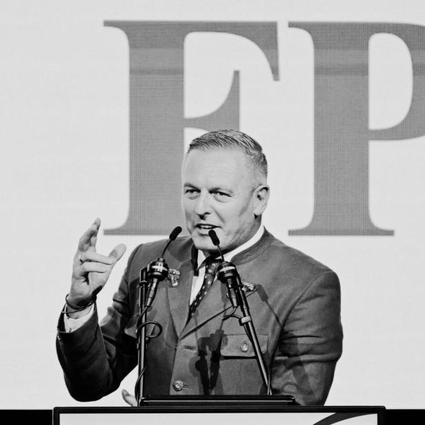 Mario Kunasek spricht bei einer FPÖ-Veranstaltung am Rednerpult vor großem FPÖ-Logo.