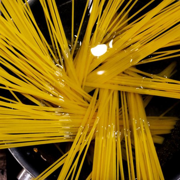 Kochende Spaghetti in einem Topf. 
