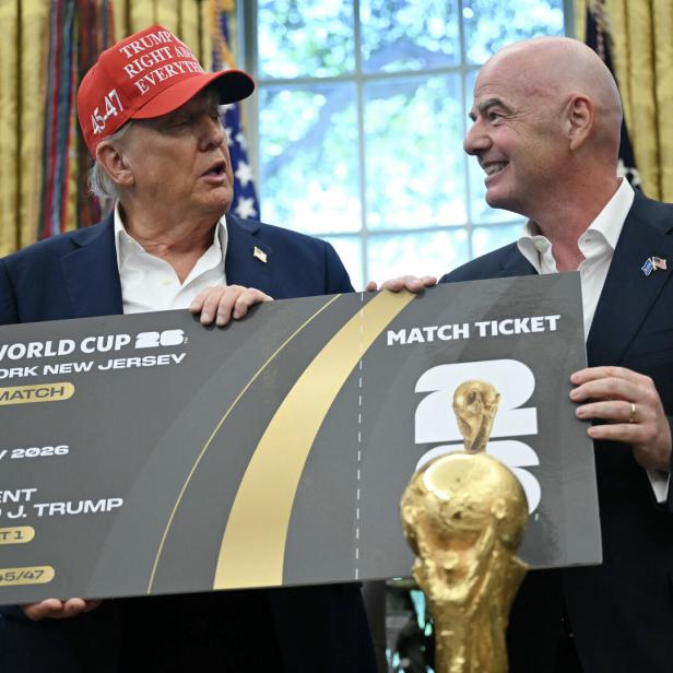 Donald Trump und Gianni Infantino stehen im Oval Office und halten ein überdimensionales Final-Ticket in Händen