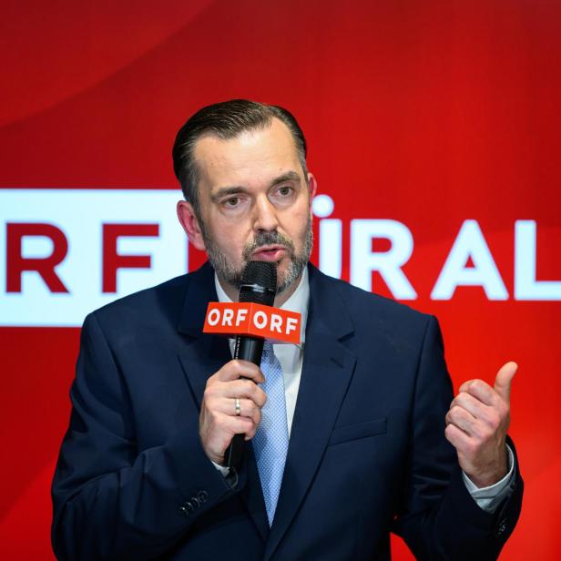 Clemens Pig spricht bei einer Pressekonferenz vor rotem ORF-Hintergrund nach seiner Wahl zum neuen ORF-Generaldirektor.