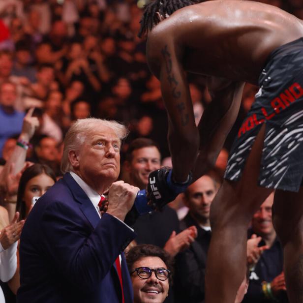 Trump schüttelt einem MMA-Kämpfer die Hand.