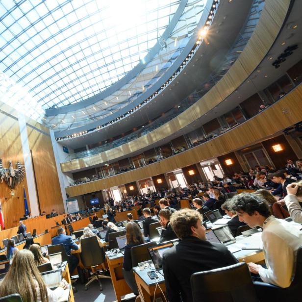 Schülerinnen und Schüler im Sitzungssaal des Nationalrats beim Schülerparlament 2026