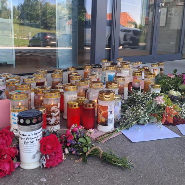Kerzen und Blumen vor der Schule in Taufkirchen an der Pram.