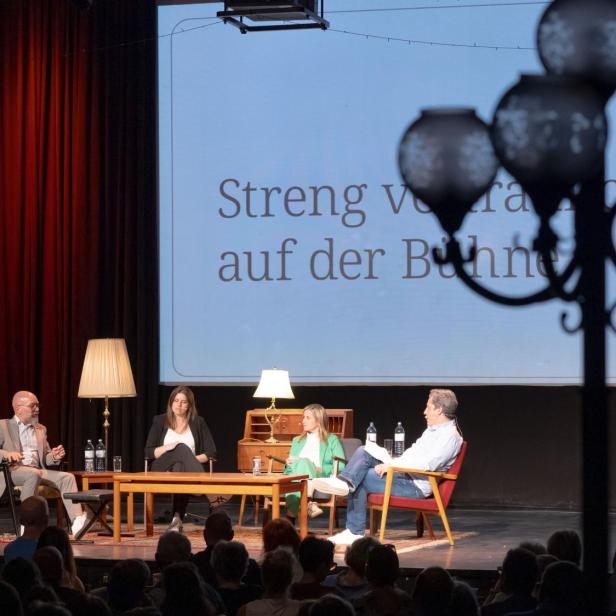 Auf einer Bühne in der Ferne sitzen profil-Chefredakteurin Anna Thalhammer, der Leiter des Betrugsdezernats im Bundeskriminalamt Reinhard Nosofsky, profil-Innenpolitik-Redakteurin Daniela Breščaković und Wirtschafts-Redakteur Josef Redl 