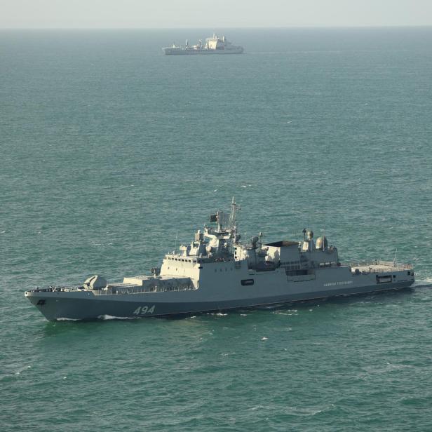 Eine russische Fregatte auf See, dahinter ein britisches Schiff