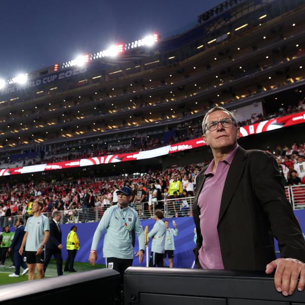 Ralf Rangnick steht im Stadion von San Francisco auf dem Spielfeld, im Hintergrund volle Zuschauerränge