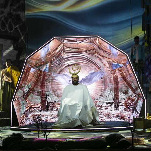 Bunte, von KI-Bildern bespielte Bühne der Oper "Parsifal"