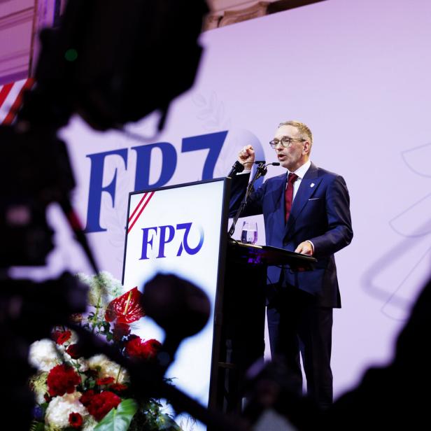 Herbert Kickl spricht bei einer FPÖ-Veranstaltung vor einem Rednerpult mit dem Logo der Partei.