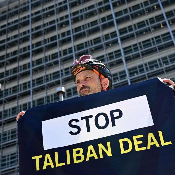 Ein Mitarbeiter von Amnesty International demonstriert vor dem Sitz der EU-Kommission in Brüssel 