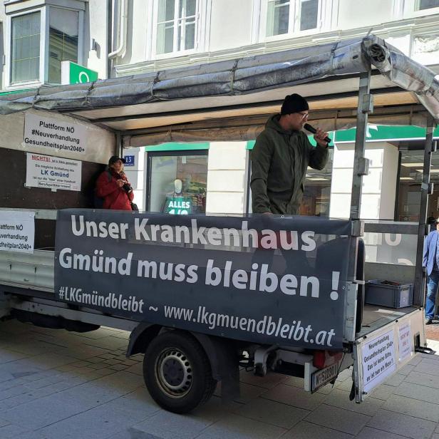 Ein Demonstratiosnwagen auf dem steht "unser Krankenhaus Gmünd muss bleiben"