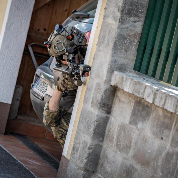 Soldat in Hauseinfahrt