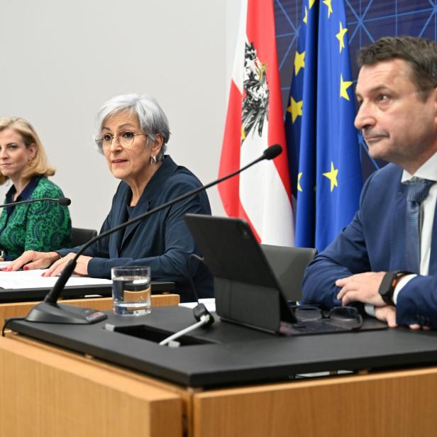 Beate Meinl-Reisinger, Anna Sporrer und Klaus Fürlinger bei der Präsentation der Regierungspläne
