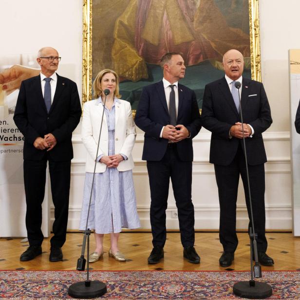 LH Markus Wallner, LH Anton Mattle, Außenministerin Beate Meinl-Reisinger, Vizekanzler Andreas Babler, Bundeskanzler Christian Stocker und Städtebundpräsident Michael Ludwig