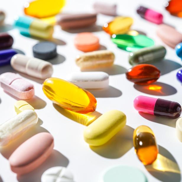 Eine Auswahl von Tabletten in unterschiedlichen Formen und Farben.