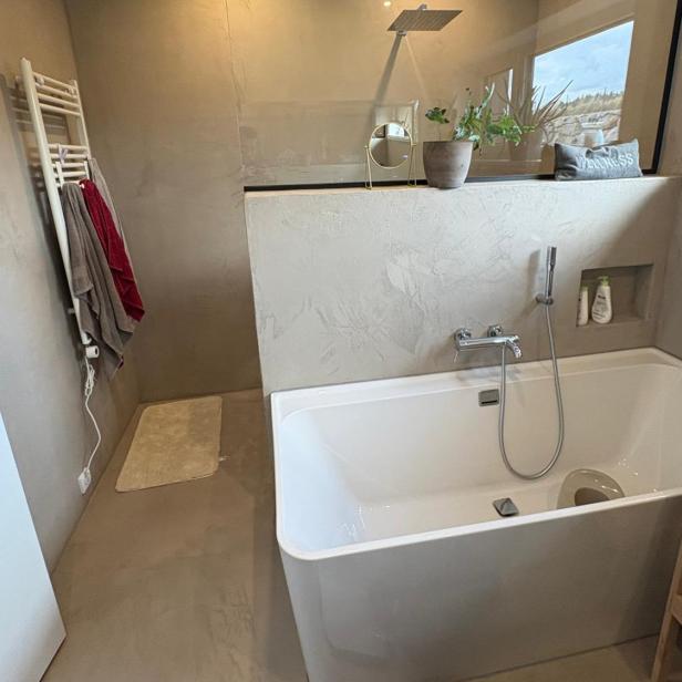 Modernes Badezimmer mit Badewanne und Dusche.