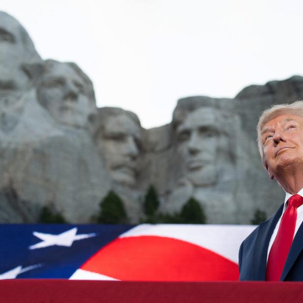 US-Präsident Donald Trump vor dem Mount Rushmore mit den aus dem Stein gehauenen Präsidenten Washington, Jefferson, Roosevelt und Lincoln