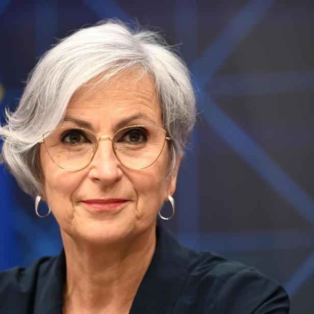 Eine Frau, Justizministerin Anna Sporrer, vor einer EU-Flagge