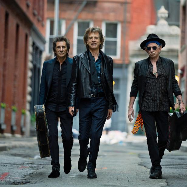 Das legendäre Trio The Rolling Stones schreitet eine Straße entlang: Ron Wood, Mick Jagger und Keith Richards (v. li.)