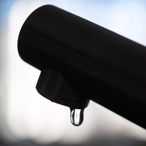 Wasserhahn mit Tropfen