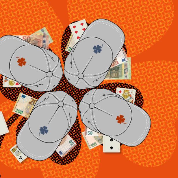 Vier Kappen mit einem Kleeblatt auf der Vorderseite liegen über Geldscheinen und Pokerkarten. Das Kleeblatt ist das Logo des Glücksspielunternehmens Soft2bet