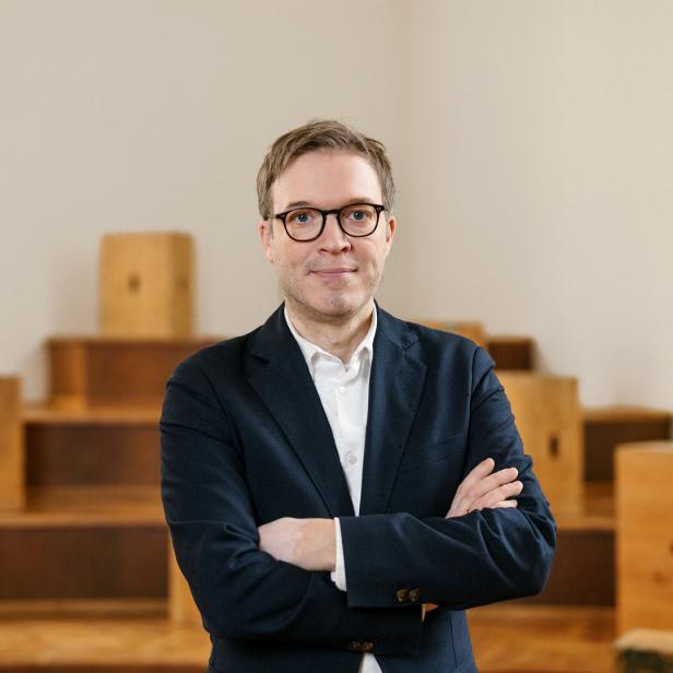 Johan Harle trägt Brille und Sakko