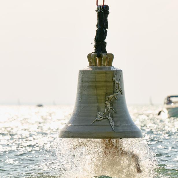 Florentina Holzinger wird, aus einer Glocke hängend, von einem Kran aus dem Bodensee gezogen
