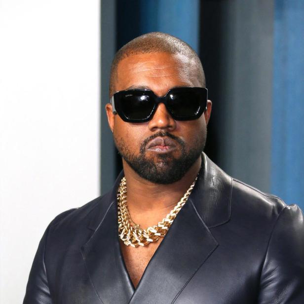 Der US-Rapper Kanye West mit Sonnenbrille und Goldkette 2020 auf einer Fashion-Show 