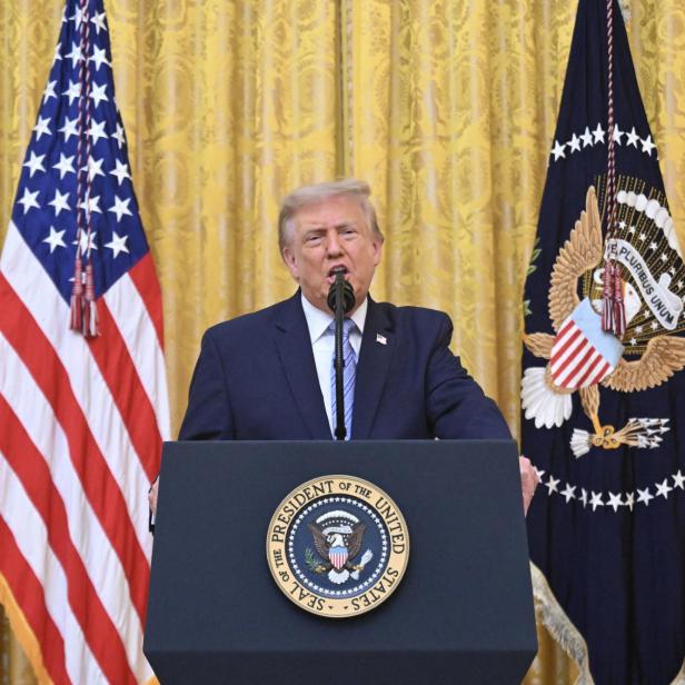 Trump hält eine Rede im Weißen Haus 