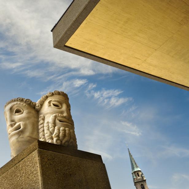Theatermasken als Skulptur vor dem Großen Festspielhaus in Salzburg