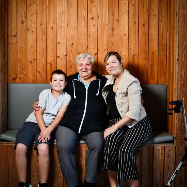 Die Großmutter, 82,  mit ihrer Enkelin Sandra und Urenkel Fabian.