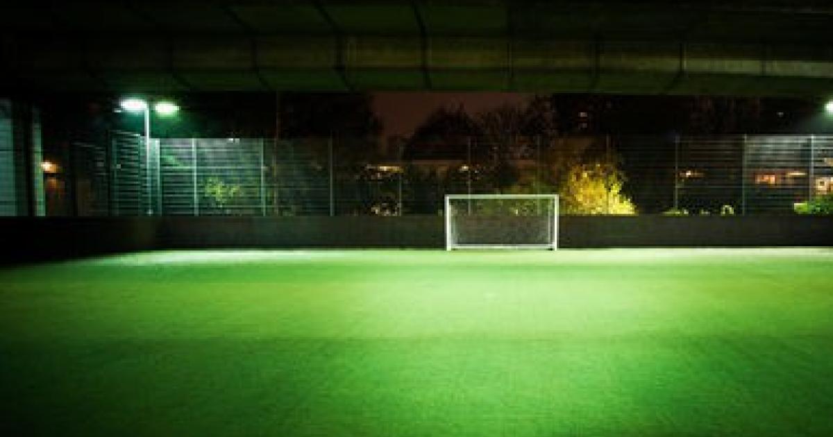 Fußballplatz in Brasilien wird durch Energie der Spieler beleuchtet