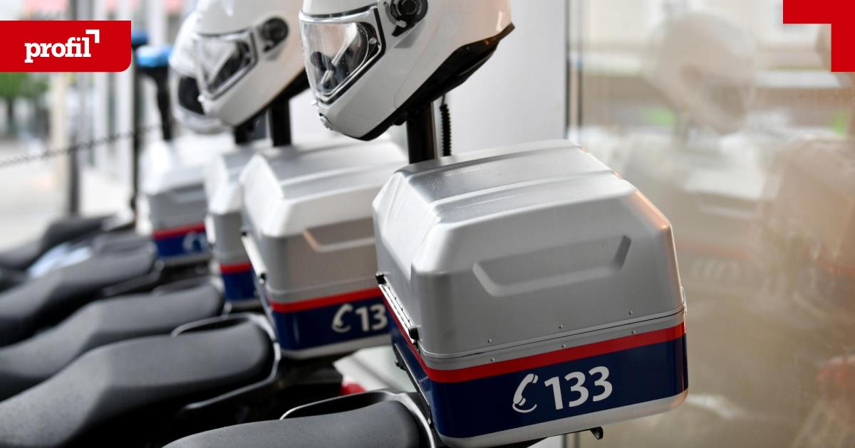 Wiener-Polizisten-leiten-in-der-Arbeitszeit-Enduro-Motorradkurse